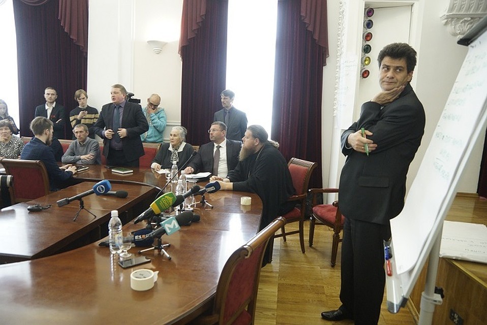 Диалог проходит в мирном русле