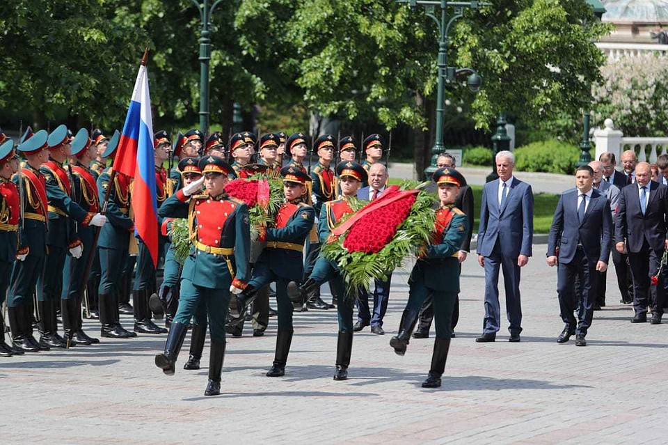 Псковская делегация приняла участие в церемонии возложения цветов и венков к Могиле Неизвестного Солдата в Александровском саду города Москвы. Фото: АПО