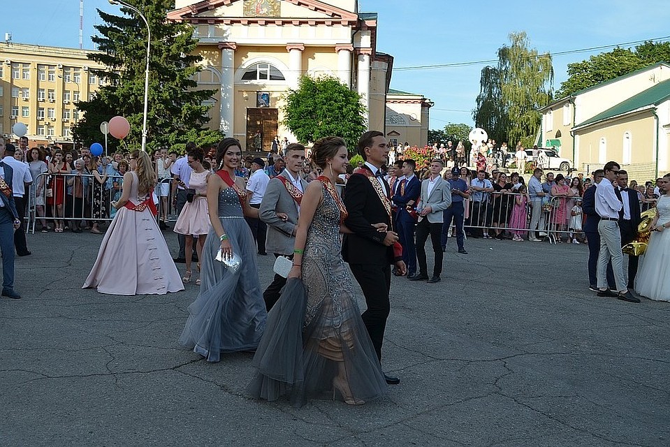 в Липецке самые дорогие выпускные платья в стране