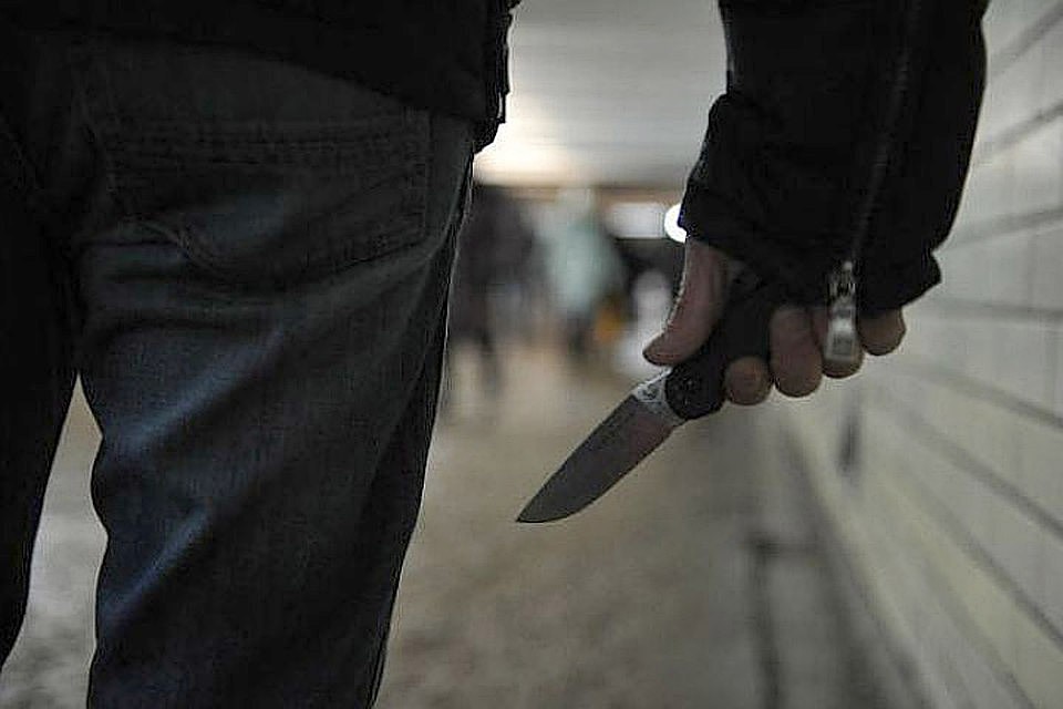 В Латвии из-под стражи был освобожден мужчина, искалечивший свою спутницу жизни.
