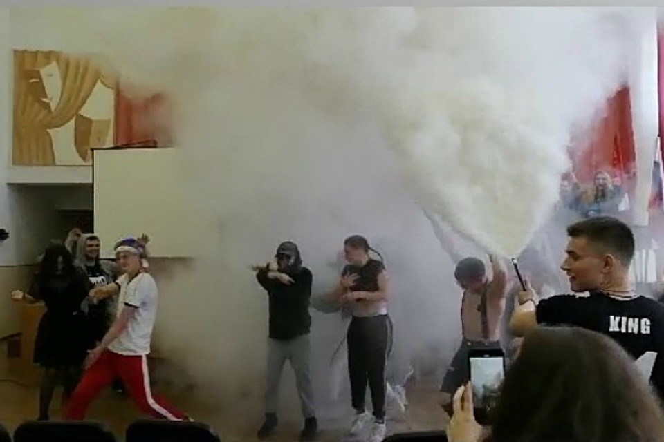 Страсти вокруг БДСМ-перфоманса в образцовой и одной из крупных школ Владивостока только разгораются