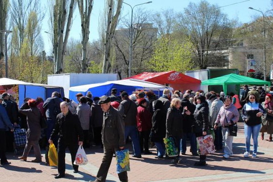 Ярмарки возле «Олимпийского» уже стали традиционными в Донецке. Фото: МинАППП ДНР