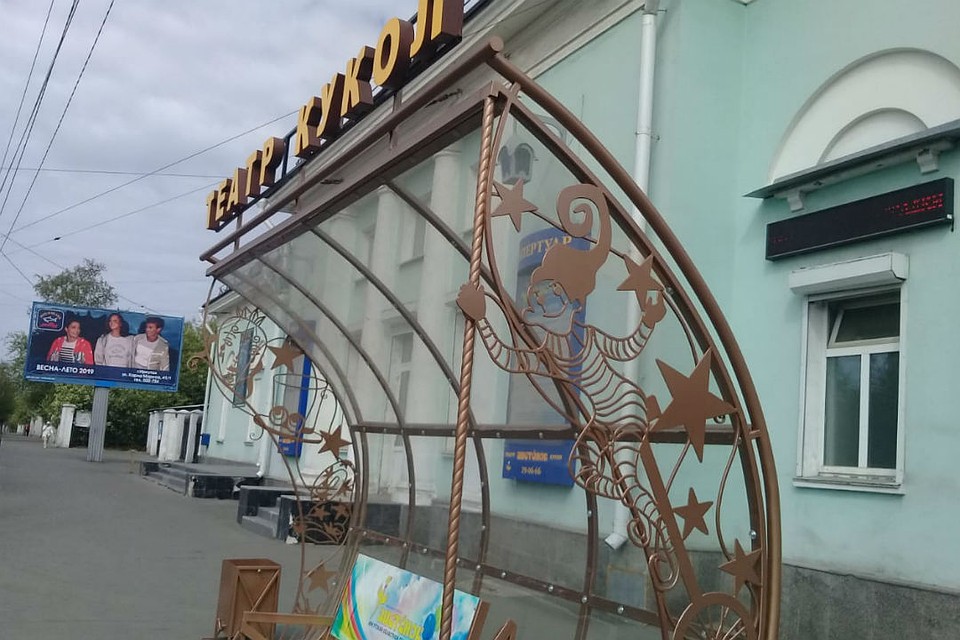 Вт такая сказочная скамейка для селфи появилась на обычной остановке в Иркутске.
