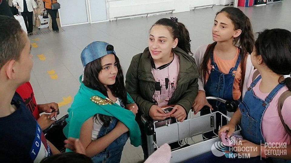 Они прилетели на полуостров в сопровождении депутата Госдумы РФ Натальи Поклонской. Фото: Управление информационной политики Мининформ РК