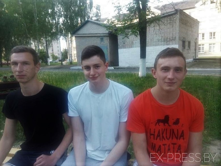 Артур Киткевич (в центра) сам прыгнул в канализационный люк, чтобы спасти ребенка. ФОТО: ex-press.by
