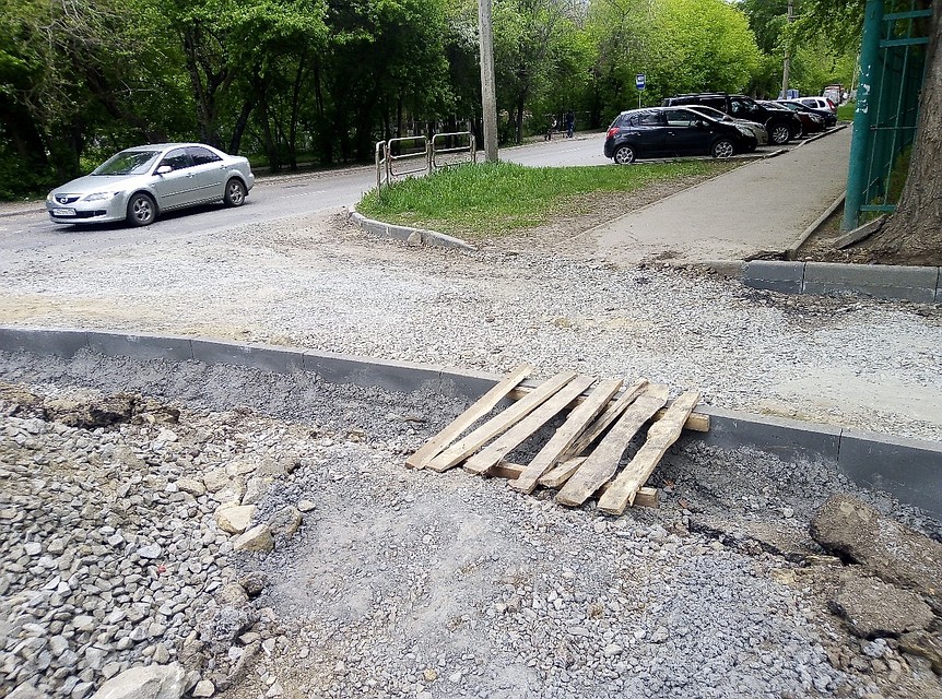 Нужно в этих местах занижать тротуар, а дорожники сделают здесь асфальтовые накаты, которые в скором времени разрушатся. Фото: Тимур Гизатуллин.