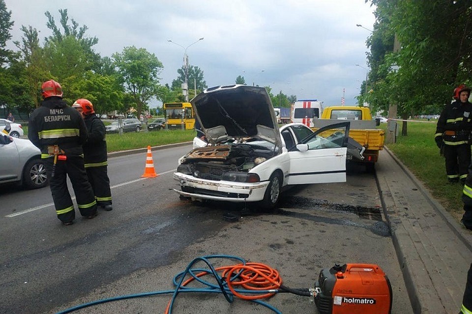 Водитель не справился с управлением и врезался в припаркованные авто. Фото: УГАИ ГУВД Мингорисполкома.