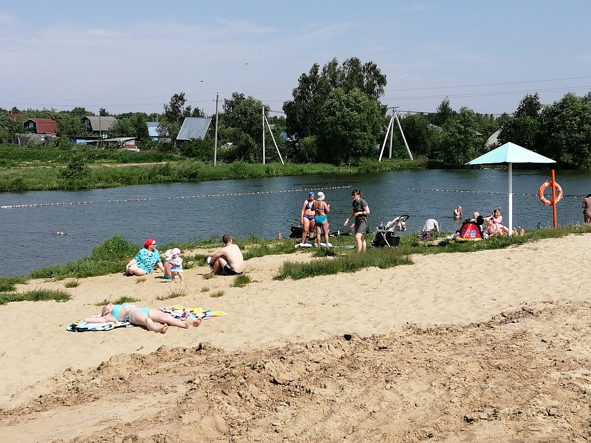 На пляжах уже полно народу