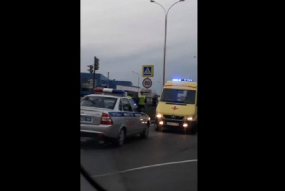 Авария произошла рано утром и собрала немало зрителей и машин спецслужб