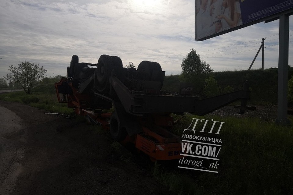 Авария произошла на Ильинском кольце утром 3 июня Фото: "ДТП Новокузнецка" / "ВКонтакте"