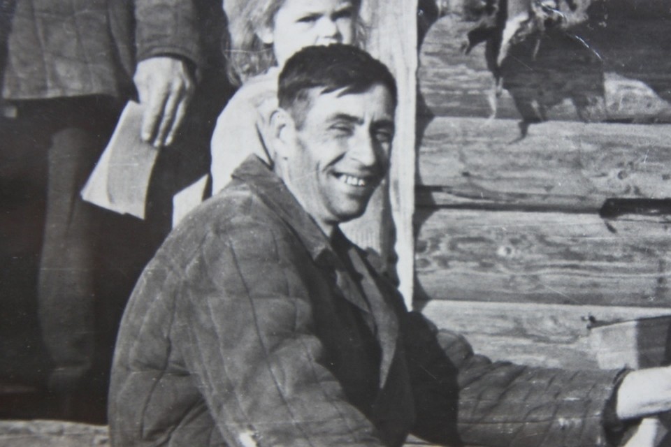 Василий Крохалев после войны, у дома в деревне Комарово.