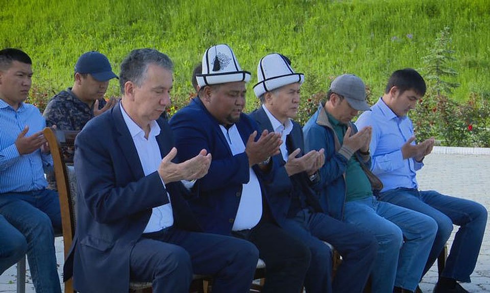 После праздничного намаза экс-президент прочитал поминальную молитву в мемориальном комплексе «Ата-Бейит».
