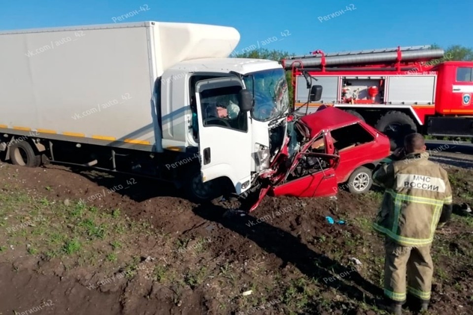 Два человека погибли в аварии с грузовиком на трассе в Кузбассе Фото: "Регион-42 Кемерово" / "ВКонтакте"