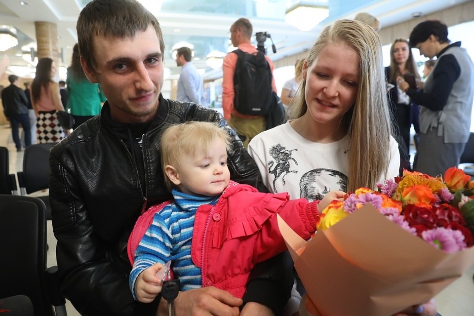 Выпускники детдомов будут растить своих детей в своих квартирах. Фото: Олег БЕЛОВ.