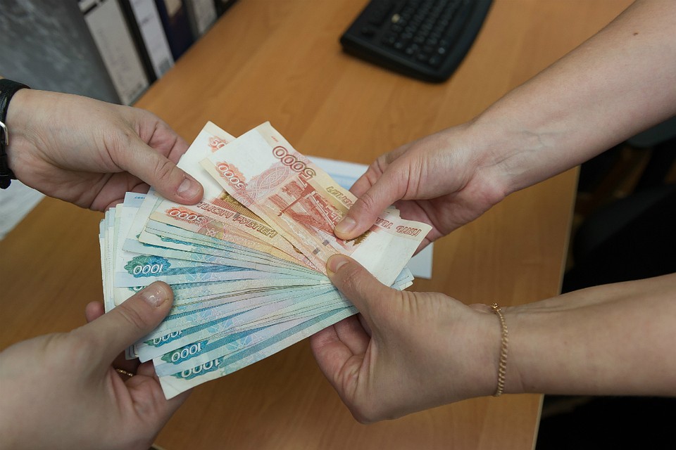 В один из случаев вор вырвал деньги прямо из рук потерпевшей