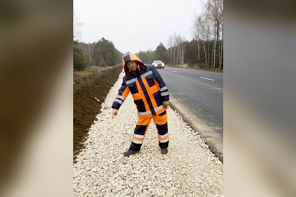 Мужчина уже несколько лет работает дорожным рабочим. Фото из Архива Николая Тюкина