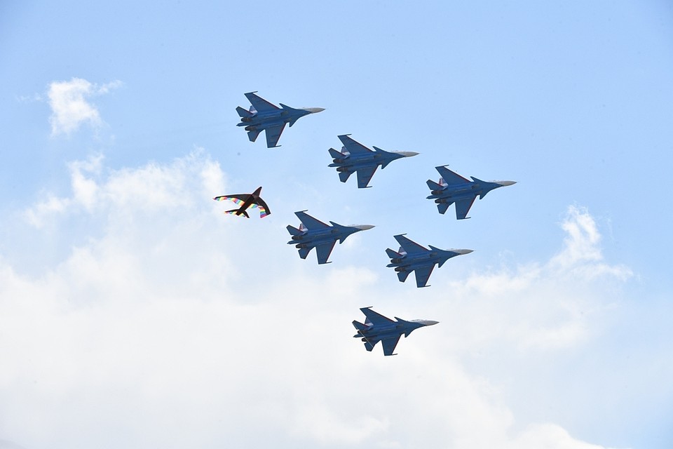 «Русские витязи» выполняют групповой высший пилотаж на многоцелевых истребителях Су-30СМ.