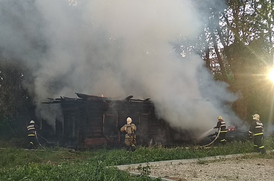 Пожарные ликвидировали огонь.