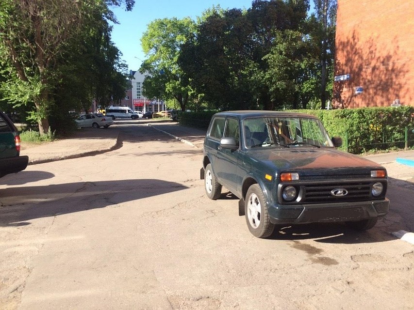 Мужчина двигался по жилой зоне задним ходом и не заметил пешехода