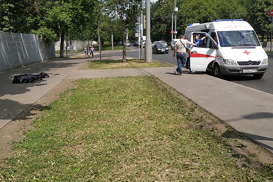 Личность умершего мужчины и причины смерти пока не установлены. Фото: Виктор Бармин
