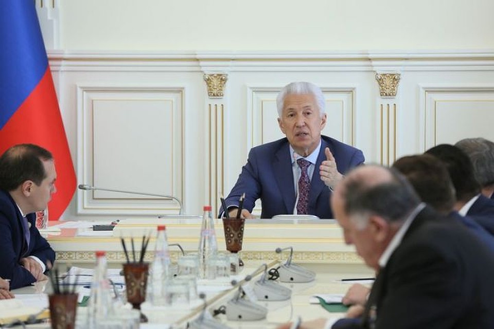 Владимир Васильев на совещании.