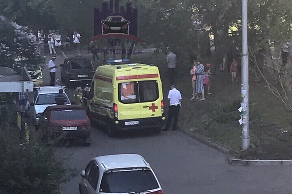 В Красноярске водитель сбил 6-летнюю девочку во дворе жилого дома. Фото: "ЧП-Красноярск"