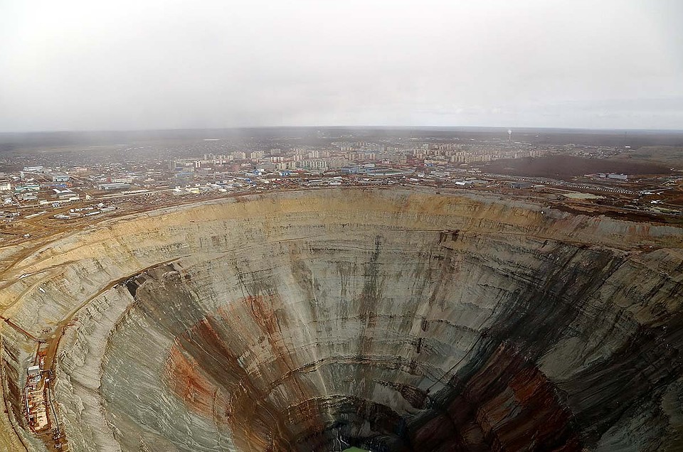 Глубина карьера «Мир» – 525 метров, диаметр – 1,2 км.