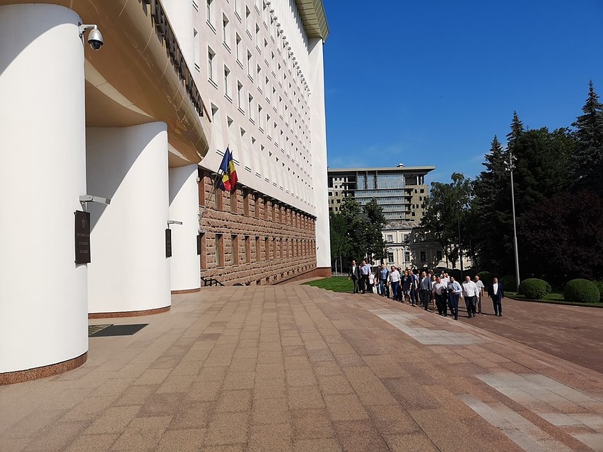 8 июня депутаты ПСРМ пришли на переговоры с АКУМ.