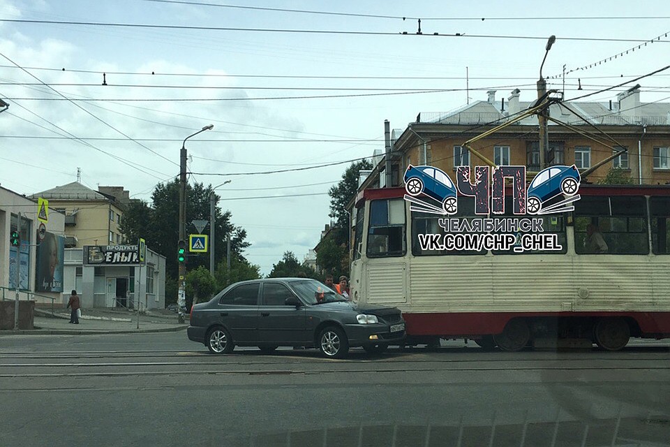 Трамвай №22 протаранил легковушку, выехавшую на рельсы. Фото: группа «ЧП ДТП Челябинск»/vk.com