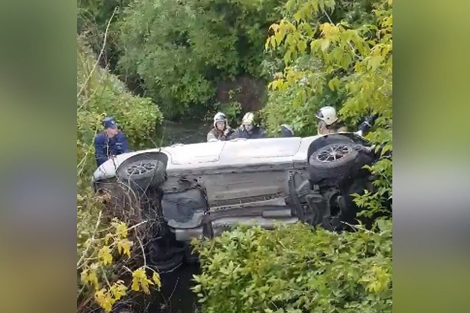 Автомобиль упал в речку рядом с Высоковским проездом.