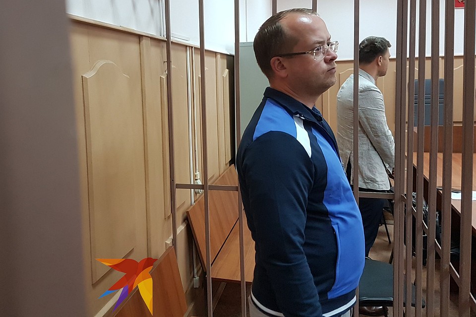 Пристав попросил журналистов держаться подальше от клетки, в которой находился Карабасов. «Мало ли чего», - кивнул головой в сторону чиновника сотрудник УФССП. Фото: Александр ЕФАНОВ.