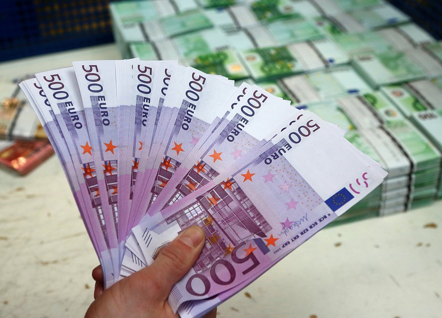 В среднем за этот год, курс евро варьируется от 71 до 76 рублей.