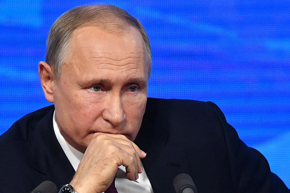 Владимир Путин во время "Прямой линии" традиционно отвечает на вопросы граждан страны