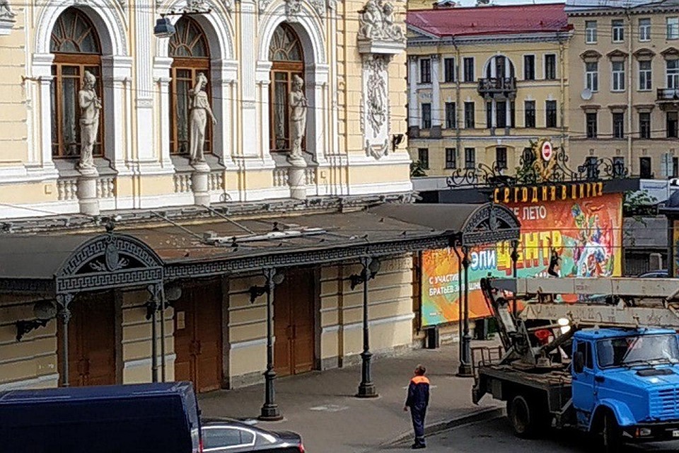 В Петербурге у цирка на Фонтанке рухнула часть фасада