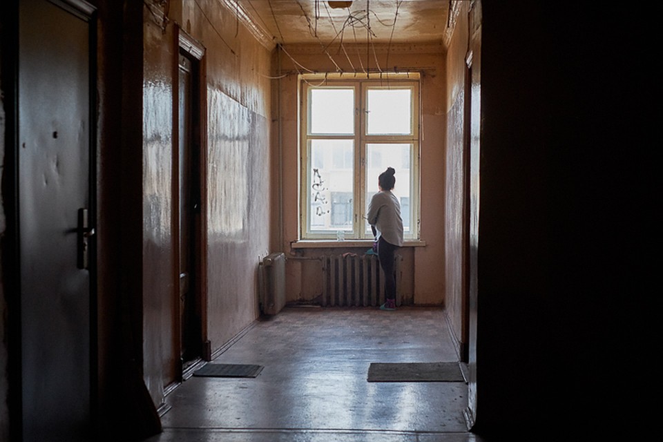 Перед тем, как попасть в больницу, 16-летняя девушка находилась на съемной квартире.