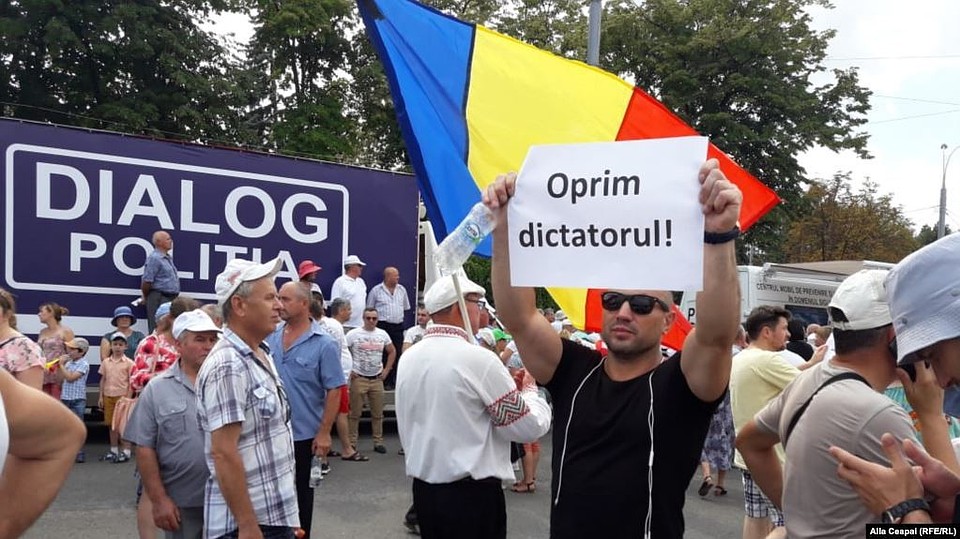 Диктатор пал, но не все так просто.