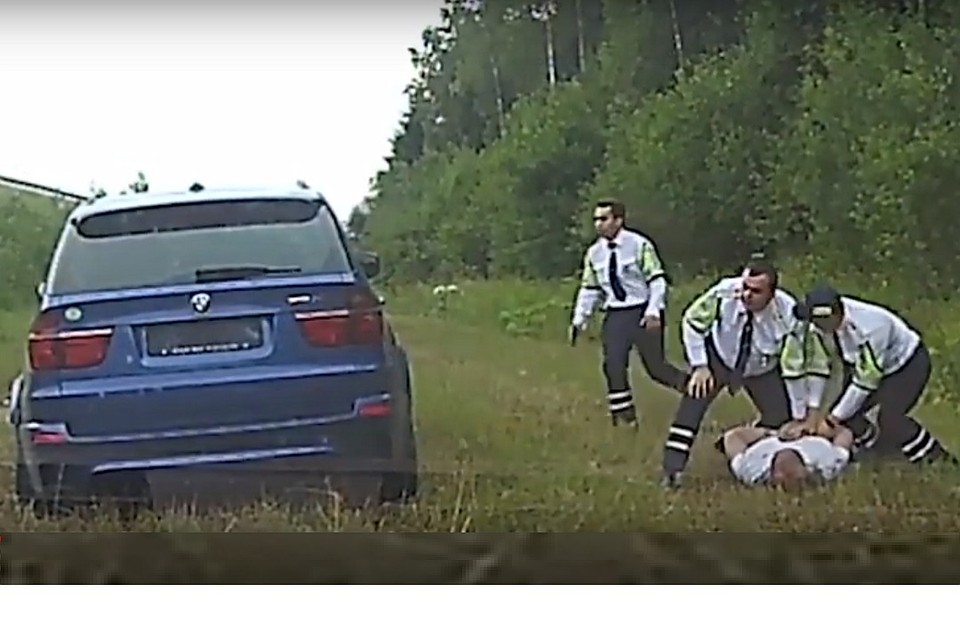 Мужчина сел за руль чужого авто без права управления. Фото: стоп-кадр.