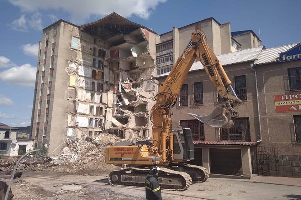 Спасатели ведут демонтаж рухнувшего дома (Фото: ГИЧС).