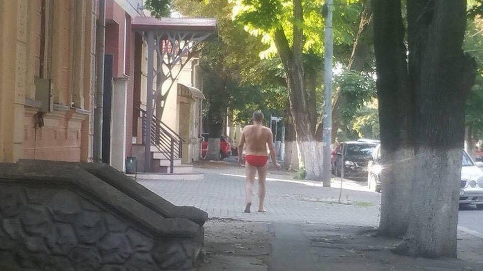 Каждый спасается, как может.