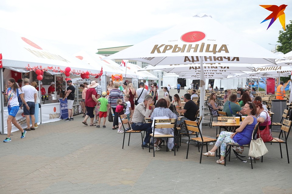 В фан-зонах было много вкусного.