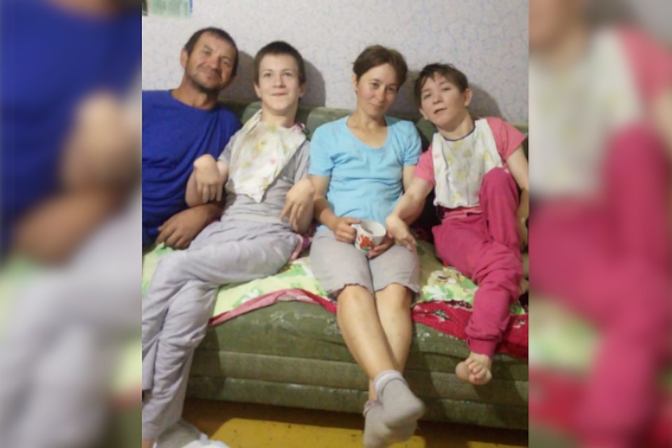 Данис и Альмира Харисова ухаживают за 25-летней дочерью Эльзой и 17-летнего сыном Динисом