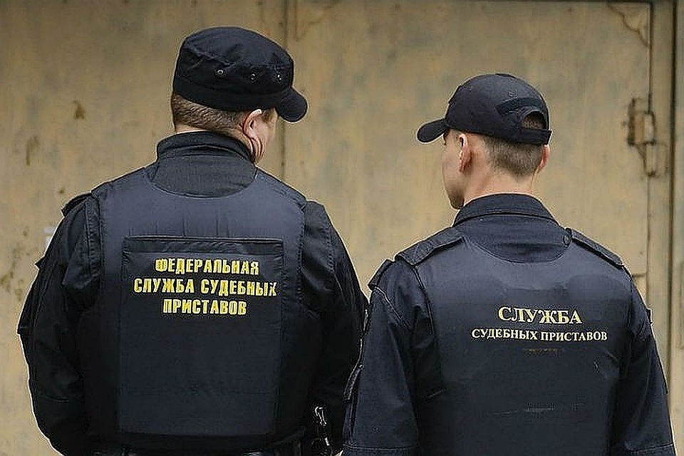 Судебные приставы изъяли автомобиль у должника перед зданием суда