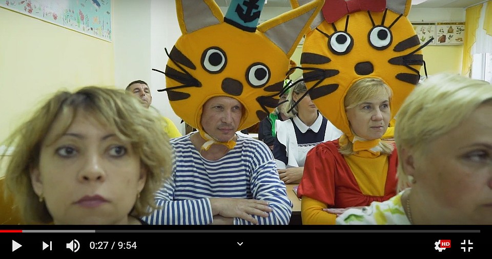 Кадр из видео 2019 года: старшее поколение постоянно переодевается в смешные костюмы