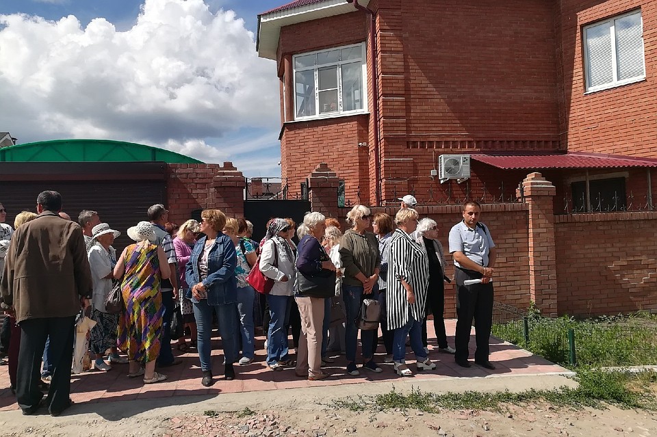 Обманутые "кооператившики" решили штурмом брать дом предполагаемой организатора пирамиды