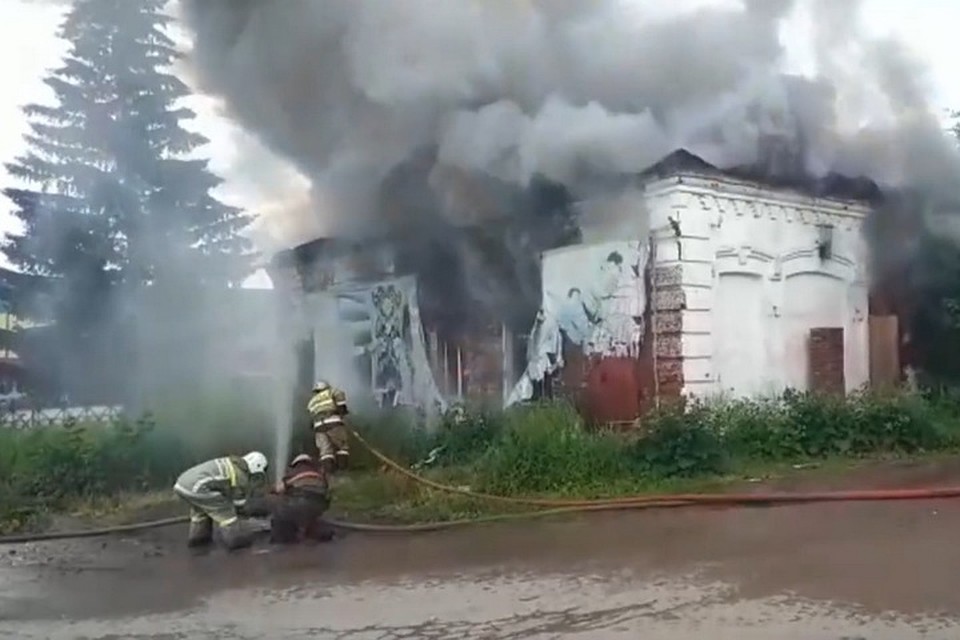 Пожар тушили 5 единиц техники и 12 человек личного состава