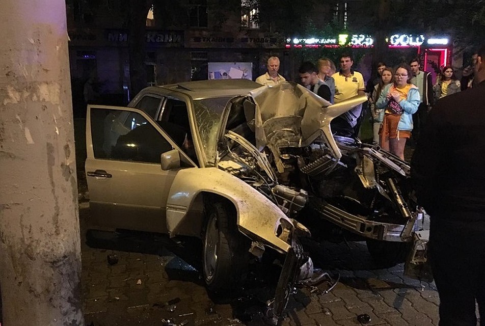 Машина очень сильно пострадала в ДТП