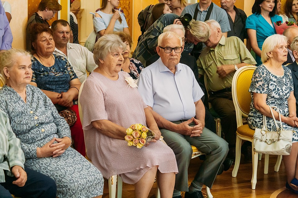 Тюменские пары-долгожители наградили медалями. Фото - пресс-служба администрации города Тюмени.