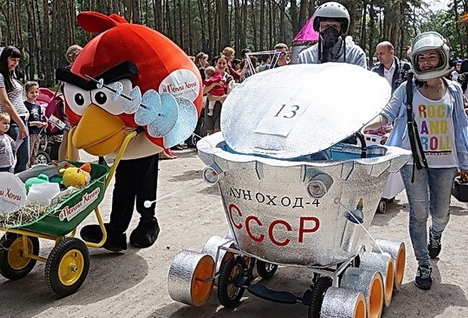 Коляски можно превратить в самые невероятные образы: машинки, цветы, сказочные экипажи, космические корабли.