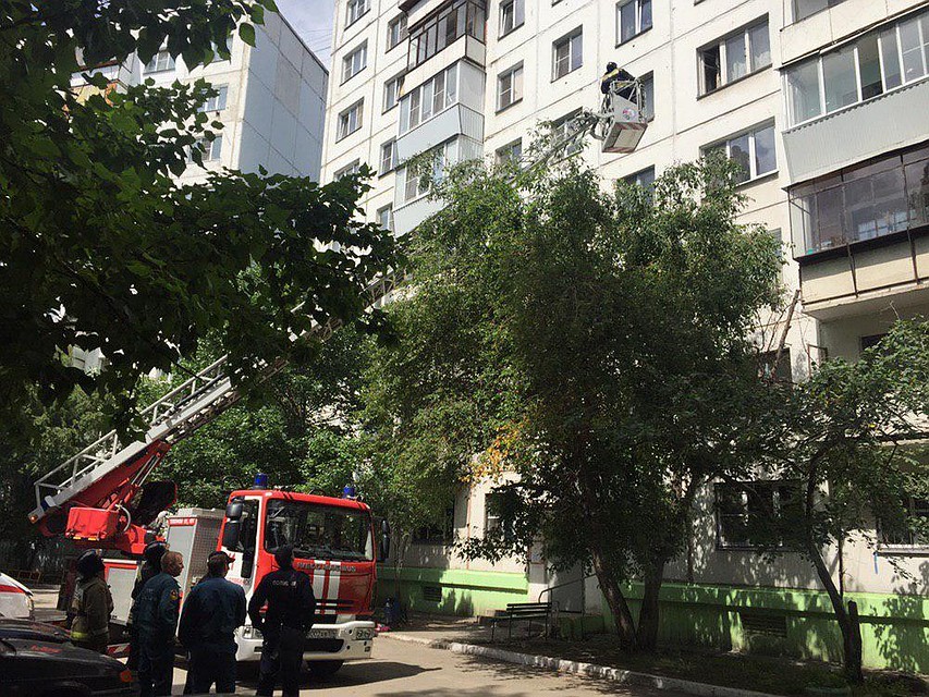 Пожарные во дворе дома по Молодогвардейцев.