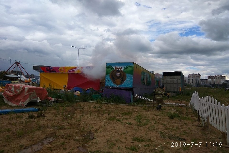 Вагончик загорелся днем